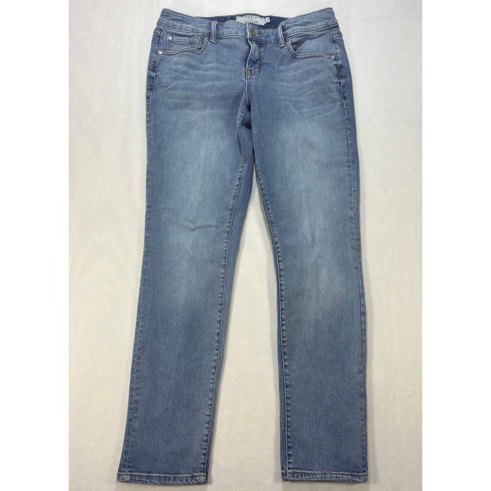 Torrid Boyfriend Jeans Womens 10R Light Wash Stretch Denim Straight Leg Blue
